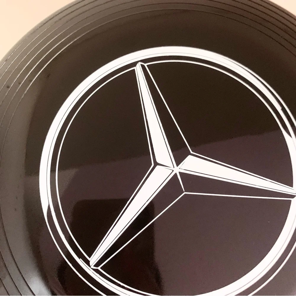 Hold Mercedes Benz frisbee
